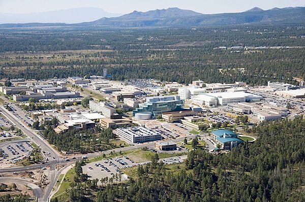 Los Alamos Ulusal Laboratuvarı, Santa Fe'nin yaklaşık 56 kilometre kuzeybatısında, kuzey New Mexico'da bulunuyor.