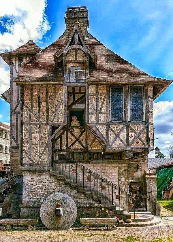 6. Fransız Argentan köyünde bulunan bu orta çağ evi, 1509 yılında inşa edildi.
