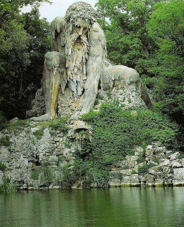 7. Pratolino Devi, Giambologna'nın devasa bir heykelidir, Floransa'dan birkaç kilometre uzaklıkta bulunan heykel on altıncı yüzyılın başyapıtıdır.