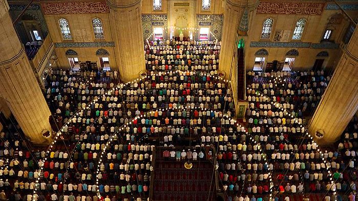 Mesai Saatinde Namaza Gittiği İçin İşten Kovulmuştu: Mahkemeden Emsal Karar!