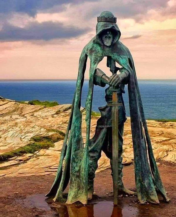 11. Cornwall'da bir kalede bulunan Kral Arthur heykeli