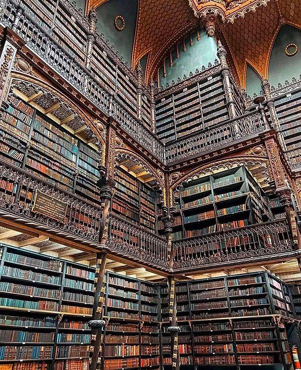 25. Rio De Janeiro, Brezilya'da bulunan Portekiz Kraliyet Kütüphanesi.