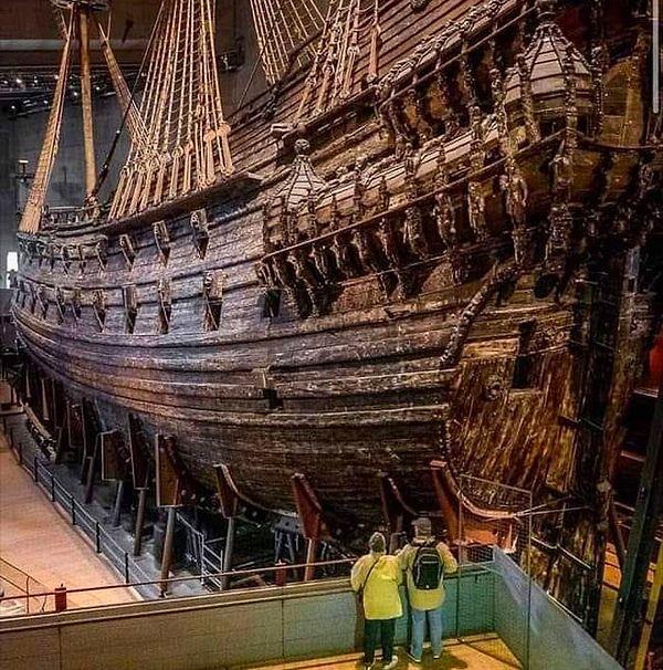 27. Vasa savaş gemisi 1628'de Stockholm'deki ilk yolculuğu sırasında batmıştı. 333 yıl sonra denizin dibinde etkileyici bir savaş gemisi bulundu. Bugün Vasa, en iyi korunmuş 17. yüzyıl gemisidir ve Stockholm'de özel olarak inşa edilmiş bir müzede sergileniyor.