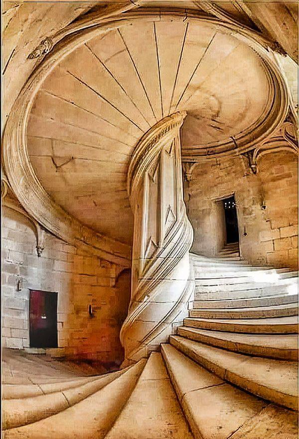 28. Fransa'da Chambord Kalesi'ndeki merdiven. 1516'da Leonardo Da Vinci tarafından tasarlandı.