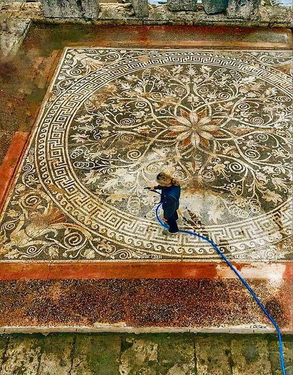 33. Şimdiye kadar bulunan en büyük Roma öncesi mozaiklerden biri. Makedonya krallığının gücünü göstermek için son derece ayrıntılı bir şekilde yapılmış.