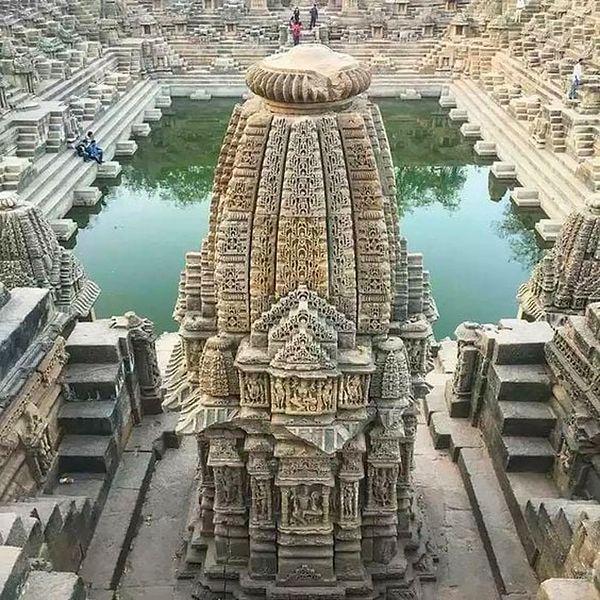 49. Hindistan, Modhera'da 1026'da inşa edilen Güneş Tapınağı.