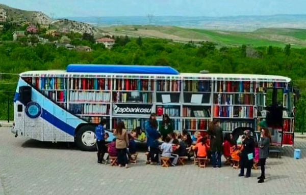 Pandemi nedeniyle 2 yıldır kullanılmayan gezici kütüphane Kitap Bankosu Topluluğu öğrencileri tarafından okul okul gezilerek çocuklara kitap okuma bilinci aşılanıyordu.