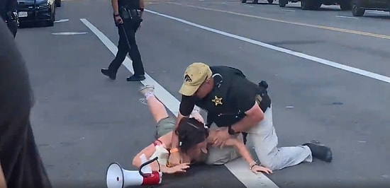 ABD Başkanı Biden'ın Konvoyu Geçtiği Sırada Protesto Gösterisi Düzenleyen Kadına Polisten Sert Müdahale