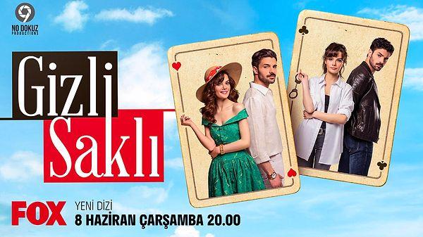 Sinem Ünsal, Halit Özgür Sarı, Tardu Flordun ve Ece Dizdar'ın başrollerinde yer aldığı  Gizli Saklı dizisi, dün akşam yayınlanan birinci bölümü ile izleyicinin beğenisine sunuldu.