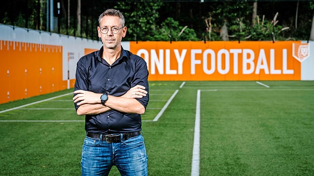 Jan Dirk van der Zee: 'Bir maçta oyun süresinin neredeyse yüzde 11'i serbest vuruşlarla kaybediliyor. Bu kesintiler oyunun hızını kesiyor ama aynı zamanda seyirciler ve oyuncular için en büyük sıkıntılardan birini besliyor: zaman kaybı' diyor. Jan Dirk van der Zee: 'Bir maçta oyun süresinin neredeyse yüzde 11'i serbest vuruşlarla kaybediliyor. Bu kesintiler oyunun hızını kesiyor ama aynı zamanda seyirciler ve oyuncular için en büyük sıkıntılardan birini besliyor: zaman kaybı' diyor.
