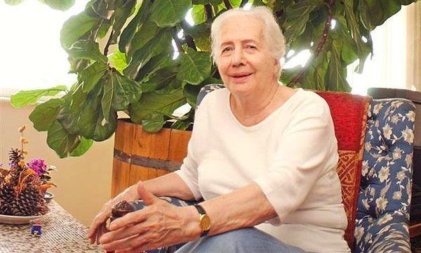 Bugün doğan Türkler arasında olan Peride Celal, 97 yıllık ömrüne birçok roman ve öykü sığdırır. Yazın hayatının ilk dönemlerinde popüler aşk romanları yazsa da sonrasında insanın iç dünyasına dair sorunları irdeleyen kitaplar yazar. Eleştirmenlere göre "Kurtlar" romanı başyapıtıdır.