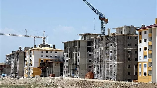 5. “İnşaat sektöründe çalışıyorum. Önceden de arkadaş olan iki yeni kişi işe aynı gün başlamışlardı.”