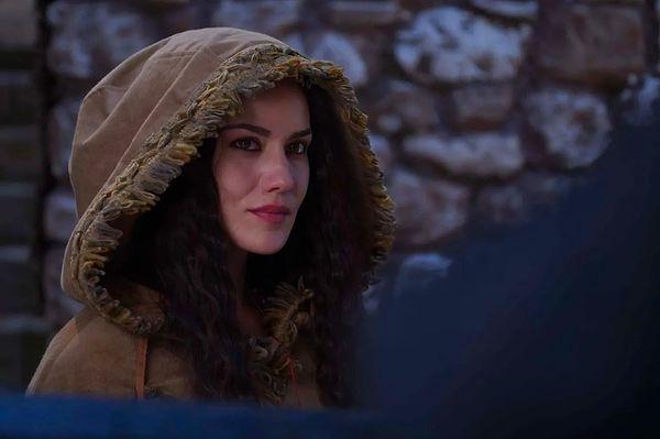 Dizide Akça Hatun karakterine hayat veren güzel oyuncu Fahriye Evcen'de son bölümde acıklı bir şekilde ölerek senaryo gereği diziden ayrıldı.