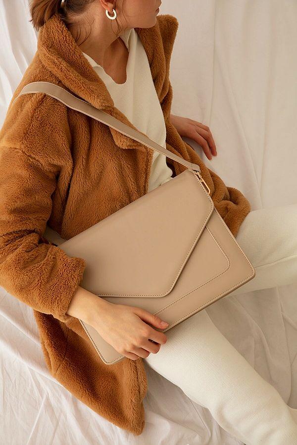 12. Kadın bej rengi laptop evrak macbook taşıma çantası.