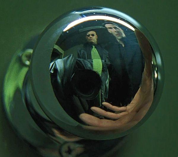 19. The Matrix'te kameranın kapı kolundaki yansımasını gizlemek için kamerayı Morpheus'un kıyafetiyle kamufle ettiler. Dikkatle baktığınızda kamerayı görebilirsiniz.