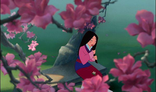 4. Mulan filminin animatörleri, Mulan'ın sık sık saçıyla oynamasına karar verdi, çünkü seslendirme sanatçısı Ming-Na Wen, repliklerini kaydederken saçlarıyla oynuyordu.