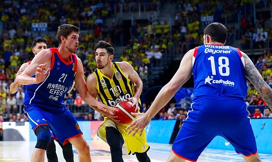 Anadolu Efes'e 15 Sayı Fark Atan Fenerbahçe Beko Seride Durum 2-0'a Getirdi!