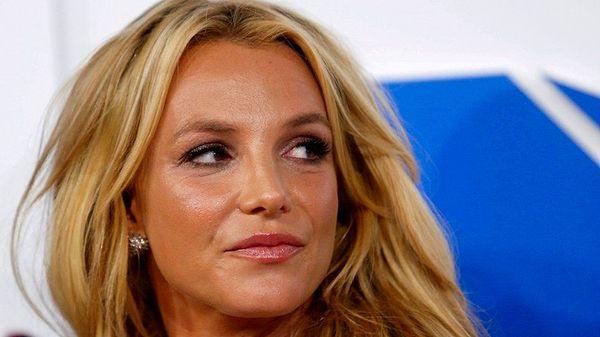 Britney'in anne ve babası da düğüne katılmadı. Ünlü şarkıcının mutluluğunu paylaşan tek aile üyesi erkek kardeşiydi.