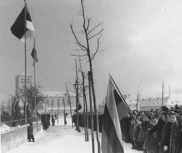 9. 1948'de Almanya'daki mülteci kampında Estonya Bağımsızlık Günü'nü kutlayan Estonyalılar.