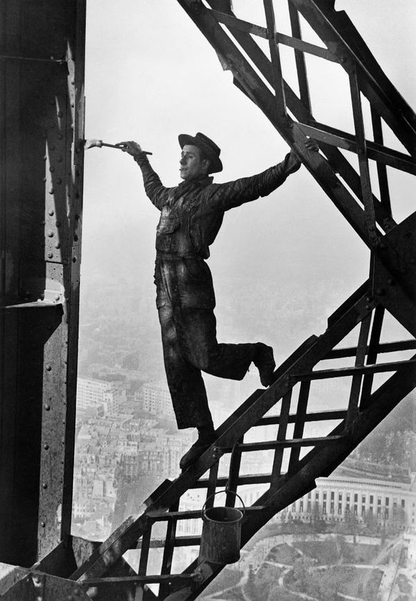10. 1953 yılında Eyfel Kulesi'ni boyayan kişinin Marc Riboud tarafından ölümsüzleştirilmesi.
