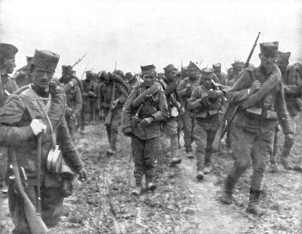 16. 1914 - 1915 yılları arasında çekildiği tahmin edilen genç Sırp askerin fotoğrafı.
