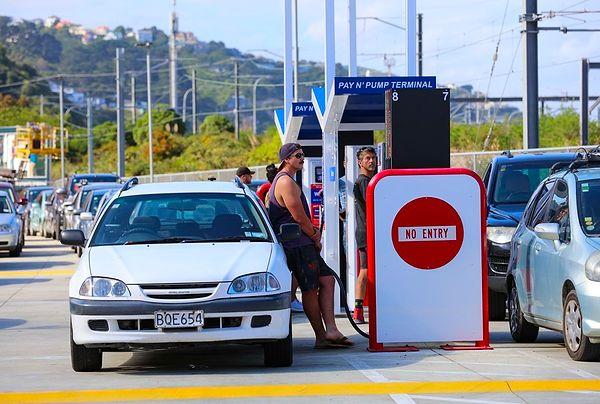 6. Yeni Zelanda'da 1 galon benzin fiyatı ise 14.10 dolar.