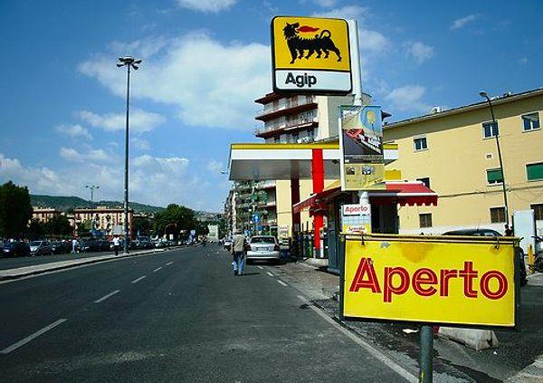 7. İtalya'da benzin fiyatları arttığı için halk mutsuz. Artan fiyat ise 1 litre benzinin 2,2 euro olması.
