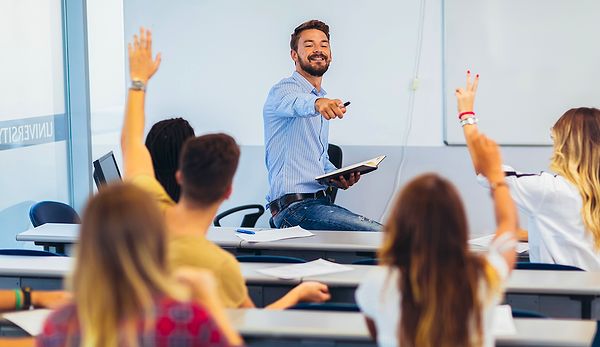 Geriye dönüp baktığımda beni entelektüel anlamda gelişimime çok büyük katkıları olan iki hocamdan bahsetmek istiyorum.