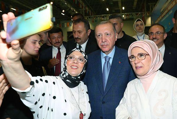 Cumhurbaşkanı ve AKP Genel Başkanı Tayyip Erdoğan'ın 2023 seçimlerinde aday olacağını açıklamasının ardından 3. kez aday olup olamayacağına ilişkin tartışmalar yeniden alevlendi.