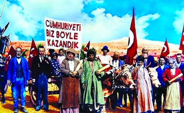 Bilincinde olmayanlar ya da zoruna gidenler için tekrar hatırlatalım, Türkiye Cumhuriyeti'nde yaşıyoruz ve Onuncu Yıl Marşı'nı hep bir ağızdan söylemeye devam edeceğiz.