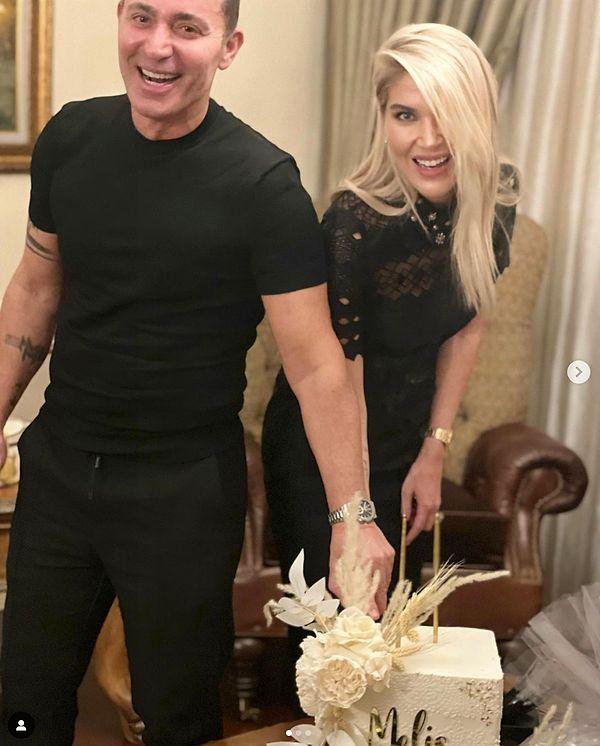 2018 yılında 10 yıllık eşi Emina Jahović'ten boşanan Mustafa Sandal, Melis Sütşurup ile yeni bir aşka yelken açmıştı.