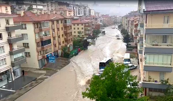 Kentte yağmur ile birlikte rüzgar da etkili oldu. Bazı bölgelerde binaların çatıları uçtu, ağaçlar devrildi.