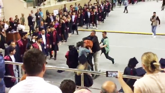 Mezuniyet Töreninde Ali İsmail Korkmaz Pankartı Açmak İsteyen Öğrencilere Gözaltı