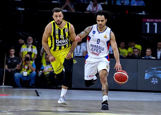 Anadolu Efes Pes Etmedi! Fenerbahçe Beko'yu Yenen Anadolu Efes Seride Durumu 2-1'e Getirdi