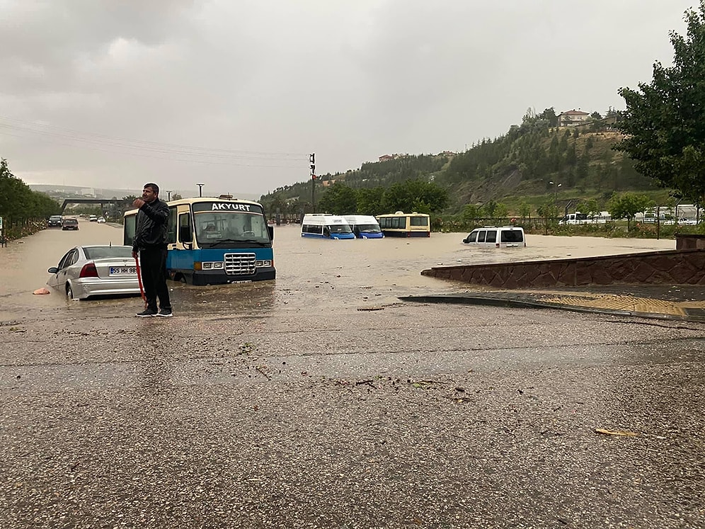 Hortum, Sağanak, Taşkınlar: Birçok İlde Etkili Olan Yağışlı Hava Hayatı Olumsuz Etkiledi