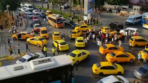 11. Mersin'deki taksiciler ard arda gelen akaryakıt zamları sonlarında yolu trafiğe kapayıp eylem yaptılar.