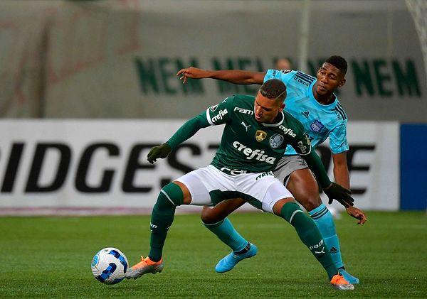 9. Palmeiras forması giyen 22 yaşındaki golcü futbolcu Rafael Navarro, menajerler aracılığı ile Fenerbahçe'ye önerildi. (O Dia)