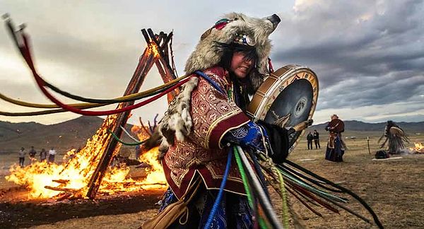 Dengeyi ve dünyayı kötü ruhlardan arındırmak için ise Tengri'ye adak adanıyor.