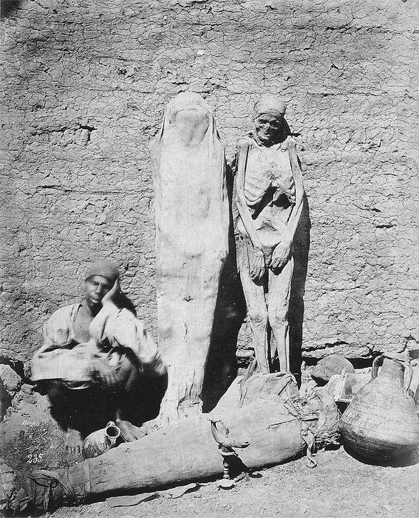 Avrupa'da popüler olmasıyla beraber kaçak kazılar yapan pek çok Mısırlı, mumyaları sokaklarda satmaya başladı.