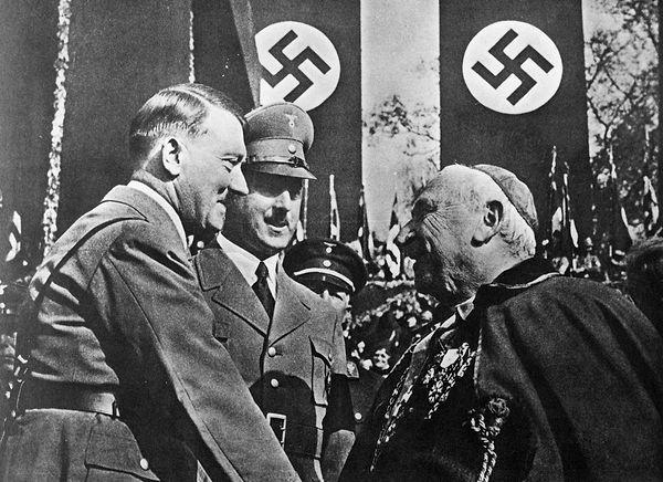 5. Vatikan, yalnızca Nazi savaş suçlularını Avrupa'dan kaçırmakla kalmadı, aynı zamanda Nazi subaylarının yağmalanmış malları yanlarında getirmelerine yardımcı oldu.