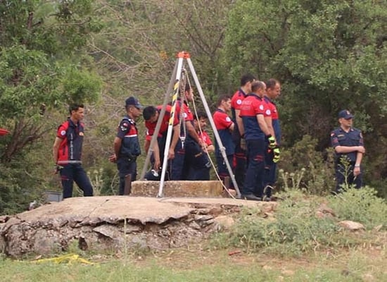 Telefonları Parçalanmış Halde Bulundu: Kayıp İki Genç Üzeri Kapatılmış Kuyuda Aranıyor