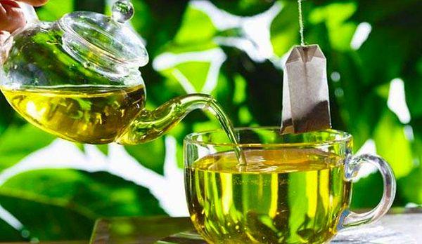 Kilo kaybını desteklemek için günde 2 ila 3 fincan yeşil çay tüketebilirsiniz.