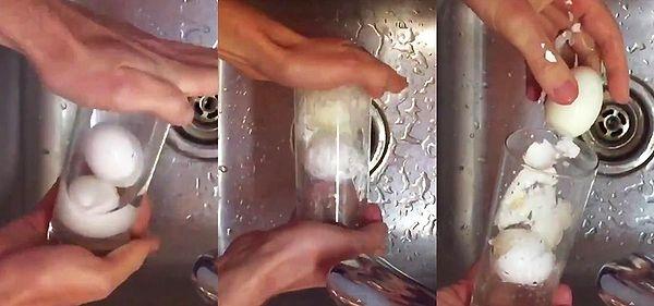 2. Eğer yumurtalarınızı elinizle soymak çok zor geliyorsa, bir kavanozun içine bir miktar su koyup kapağını kapatıp çalkalayın. Tereyağından kıl çeker gibi kabuk yumurtadan ayrılacaktır.