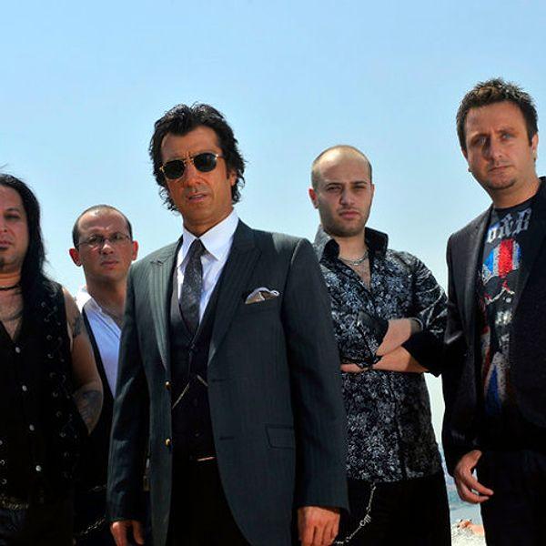 Ayna grubu, 1996 yılında kurularak Erol Köse prodüktörlüğünde ilk albümünü piyasaya çıkarmıştı. Sevilen grup, 2002 yılında çıkardıkları 'Bostancı Durağı' albümünün ardından Köse ile yollarını ayırmış ve grup solistlerinden biri olan Cemil Özeren'de gruba veda etmişti.