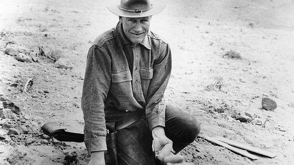 1920'lerde dinozor yumurtalarını keşfettikten sonra dünyaca ünlü olan Arkeolog Andrews, macera tutkunu Indiana Jones'un gerçek hayattaki versiyonu.