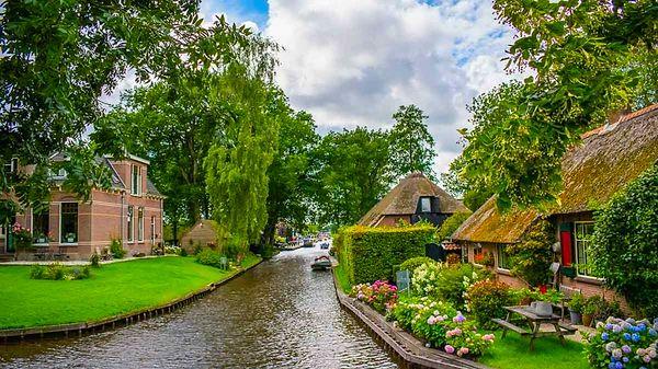 17) Hollanda'da sokakları olmayan, sadece kanalları olan bir köy var.