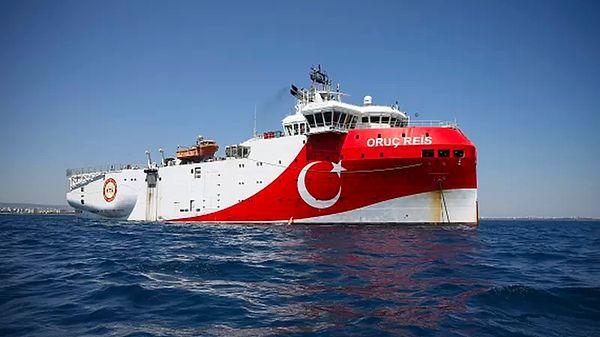 Bu stratejik hamleler 2 tarafı 2020 yılının 2. yarısına kadar getirir ve 21 Temmuz 2020'de Türkiye'den çok önemli bir adım gelir: Araştırma gemisi Oruç Reis'in Meis ile Girit arasında araştırma yapacağına dair NAVTEX ilan edilir.