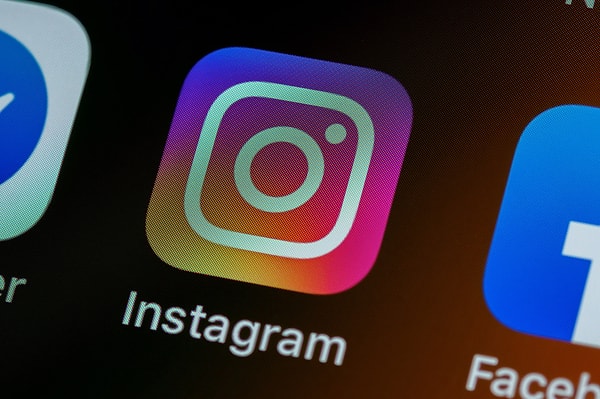 Instagram'a erişim engeli getirilmesi ülkeyi ayağa kaldırdı biliyorsunuz! O kadar ki platform üzerinde yapıp yürüttükleri işlerle para kazanan onca insanın bir günde işsiz kalması bir yana düşünce ve fikir özgürlüğünün bir anda elden bu kadar kolay alınması yalnızca Türkiye'de değil dünya basınında da konuşulan bir konu haline geldi.