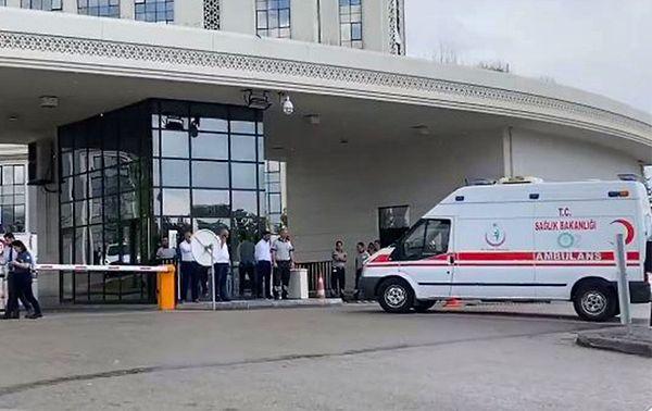 Ankara'da hastayı bırakacak hastane bulamayan ambulans şoförü Sağlık Bakanlığı önüne giderek kendini araca kitlemişti ve Bakan Fahrettin Koca'yla görüşmek istediğini söylemişti.