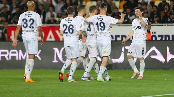 Fenerbahçe'nin Şampiyonlar Ligi'ne katılabilmesi için 3 takımı elemesi lazım.